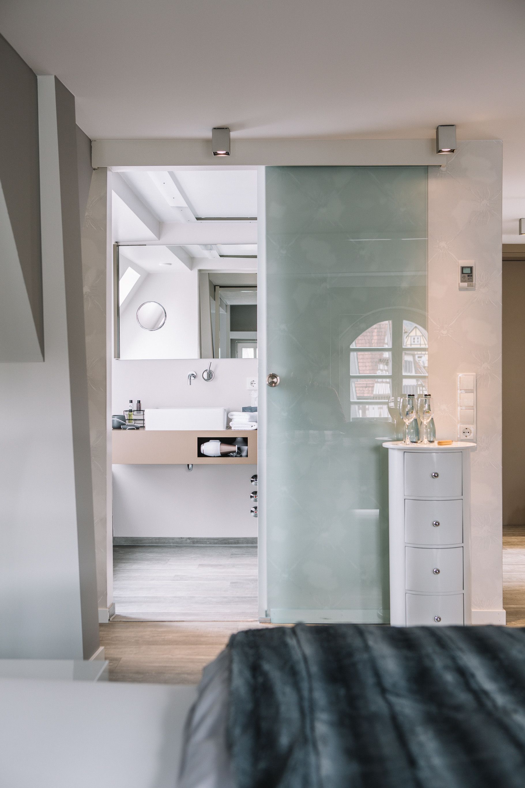 junior suite | bathroom | free toiletries, hair dryer, towels