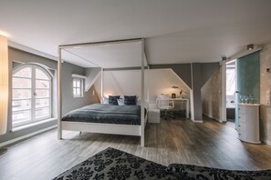 Junior Suite | Premium bedding, blackout curtains, soundproofing, iron/ironing board - Boutique Hotel Pfauen (Schorndorf)