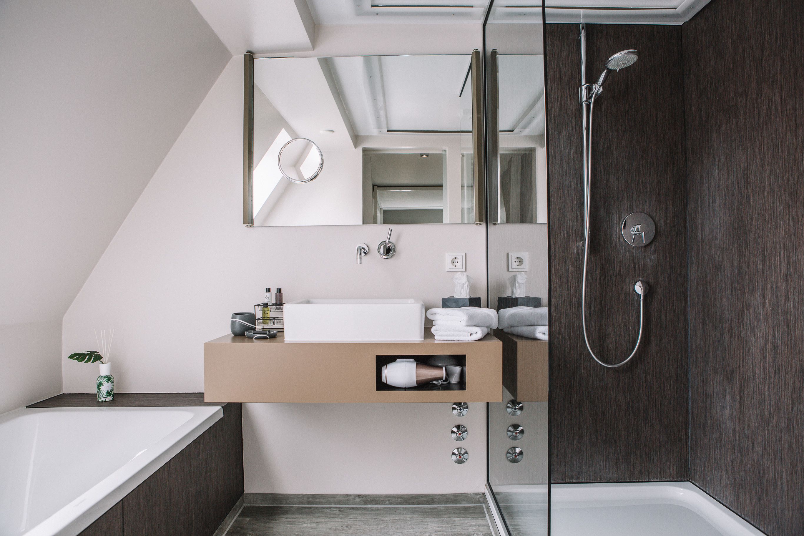 junior suite | bathroom | free toiletries, hair dryer, towels