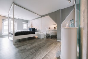 Junior Suite | Premium bedding, blackout drapes, soundproofing, iron/ironing board - Boutique Hotel Pfauen (Schorndorf)
