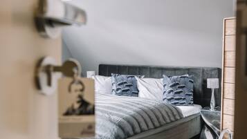 Deluxe Double Room, 1 King Bed | 1 bedroom, premium bedding, blackout drapes, soundproofing