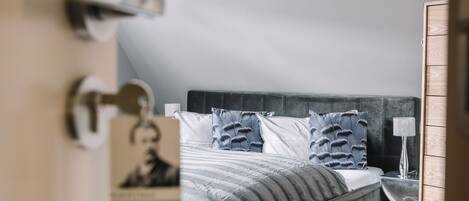 Deluxe Double Room, 1 King Bed | Premium bedding, blackout drapes, soundproofing, iron/ironing board