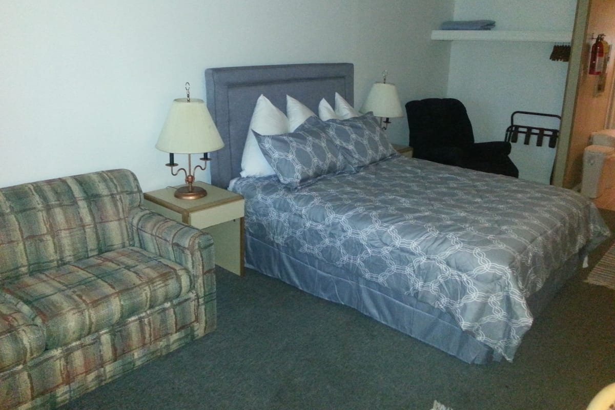 Standaard kamer, 1 queensize bed, roken | Een bureau, extra bedden, gratis wifi