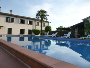 Una piscina al aire libre de temporada