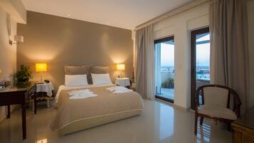 Deluxe Suite, Sea View | In-room safe, blackout drapes, soundproofing, free cribs/infant beds