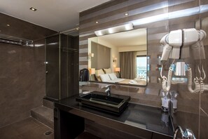 Suite – honeymoon, sjøutsikt | Bad | Dusj, toalettartikler (inkludert), hårføner og tøfler