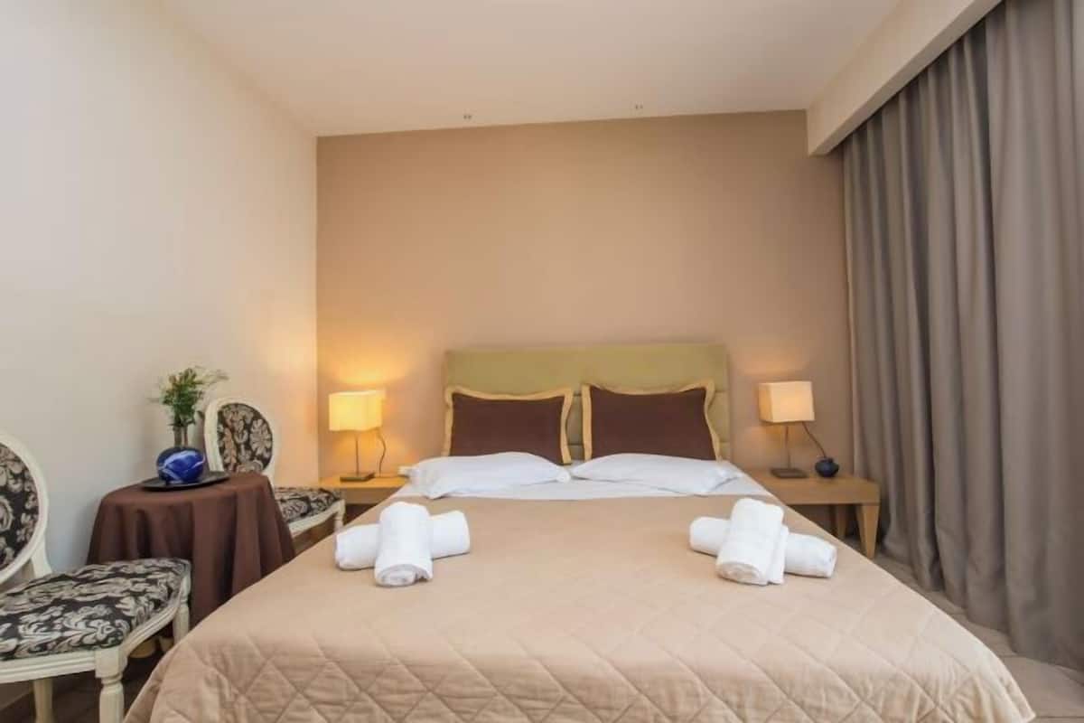 In-room safe, blackout drapes, soundproofing, free cribs/infant beds