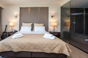 Honeymoon Suite, Sea View | Living area