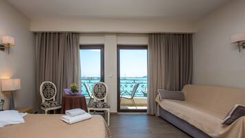 Tremannsrom, sjøutsikt | Safe på rommet, blendingsgardiner, lydisolert og barnesenger (inkludert)