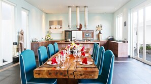 Villa de lujo, 4 habitaciones, vistas al mar | Zona de desayunos | Desayuno completo gratuito y diario