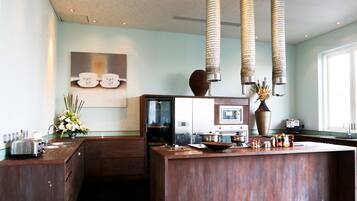 Refrigerador con congelador, microondas, horno y parrilla de estufa