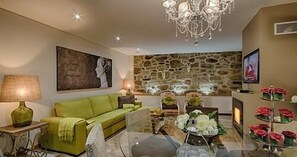 Flat-screen TV, fireplace, iPod dock