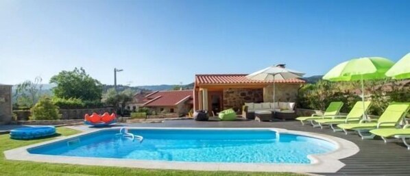 5 outdoor pools, pool umbrellas, pool loungers