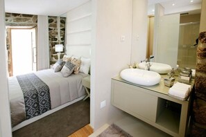 3 bedrooms, premium bedding, desk, soundproofing