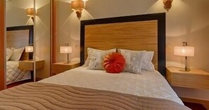 Hochwertige Bettwaren, Schreibtisch, schallisolierte Zimmer