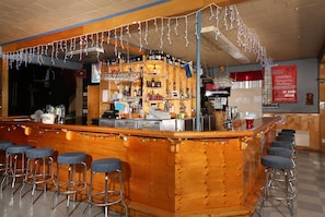 Bar (on property) - Genevieve Bay Inn (St. Barbe)