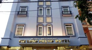 Un hotel con un letrero que dice "THI LONG PHUNG HOTEL".