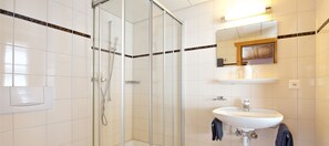 Family Room, Private Bathroom | Bathroom | Shower, towels - Hotel Bahnhof (Zermatt)