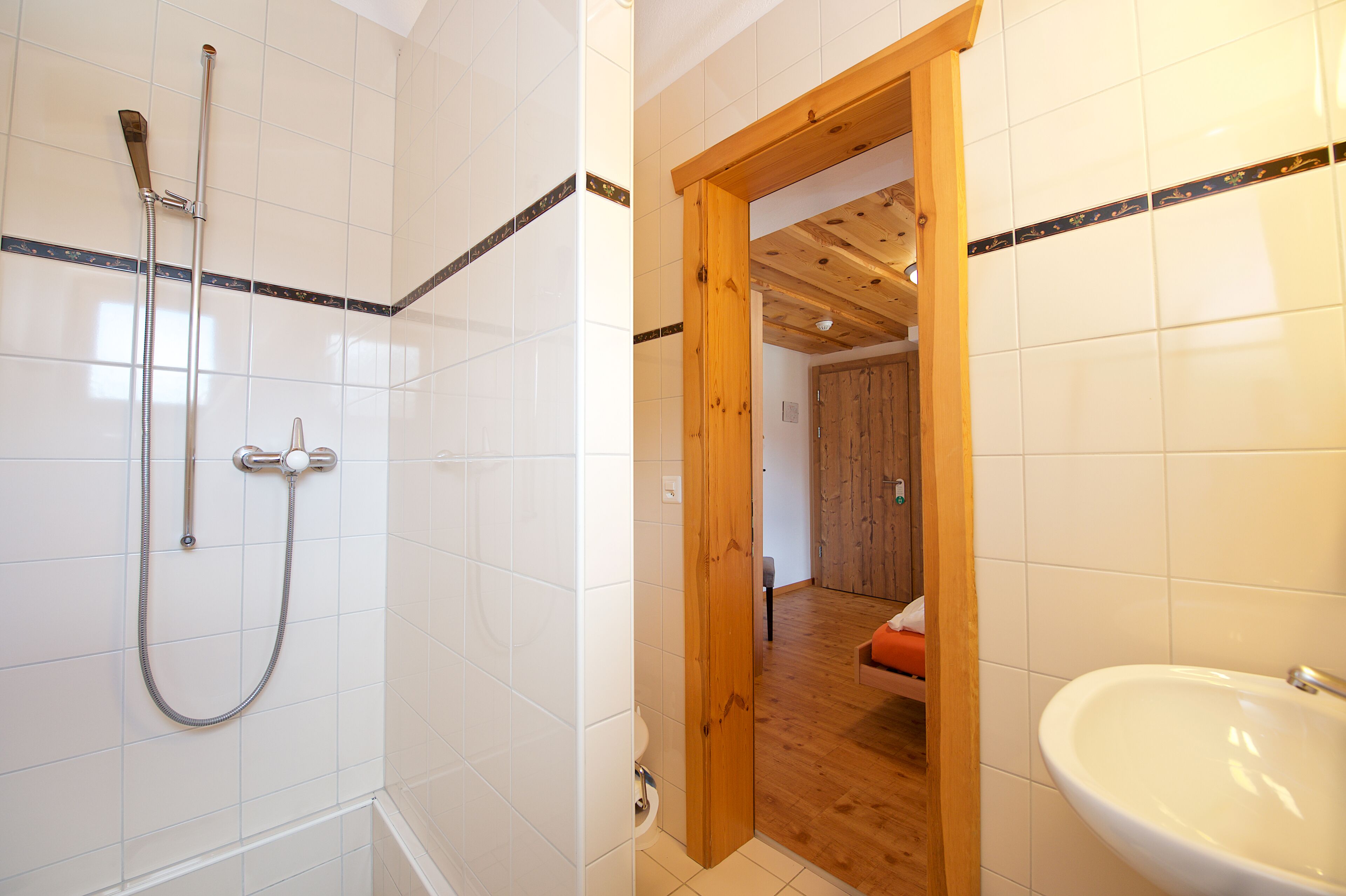 double room, private bathroom | bathroom | shower, towels