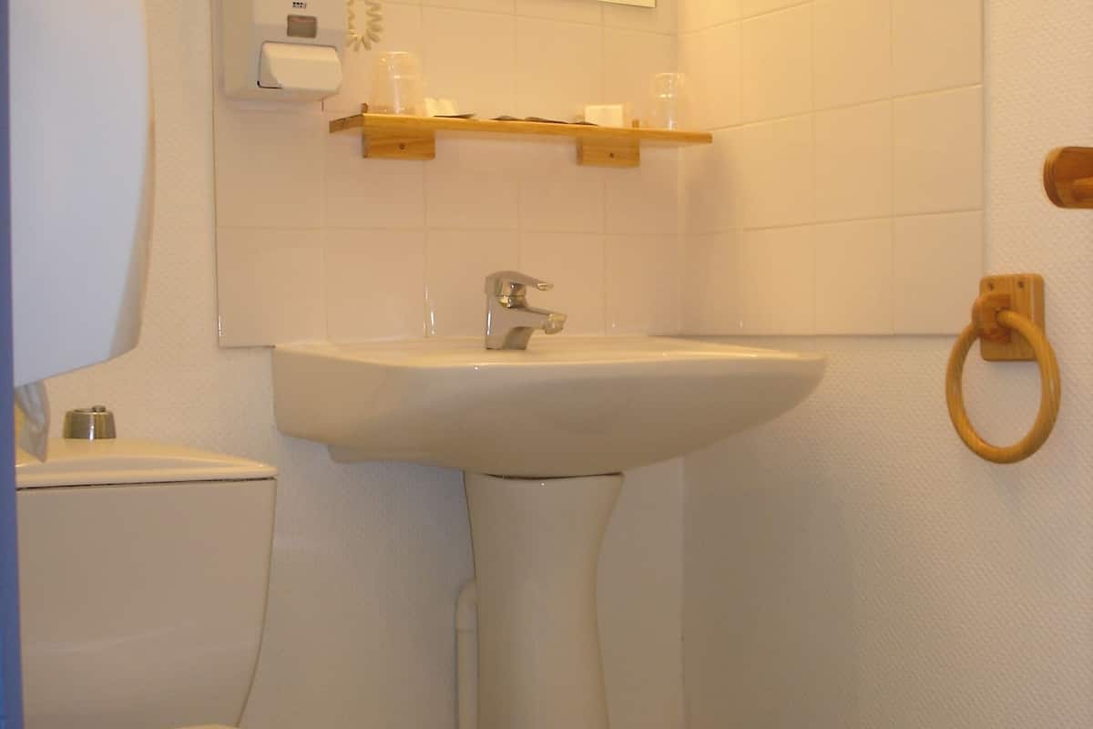 traditional double room | bathroom sink