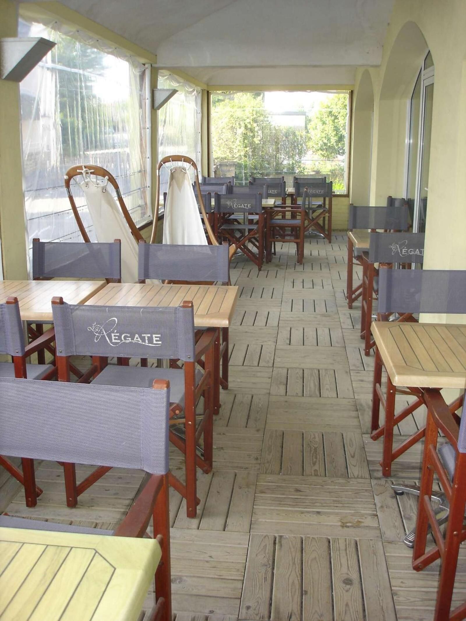 lunch and dinner served, seafood