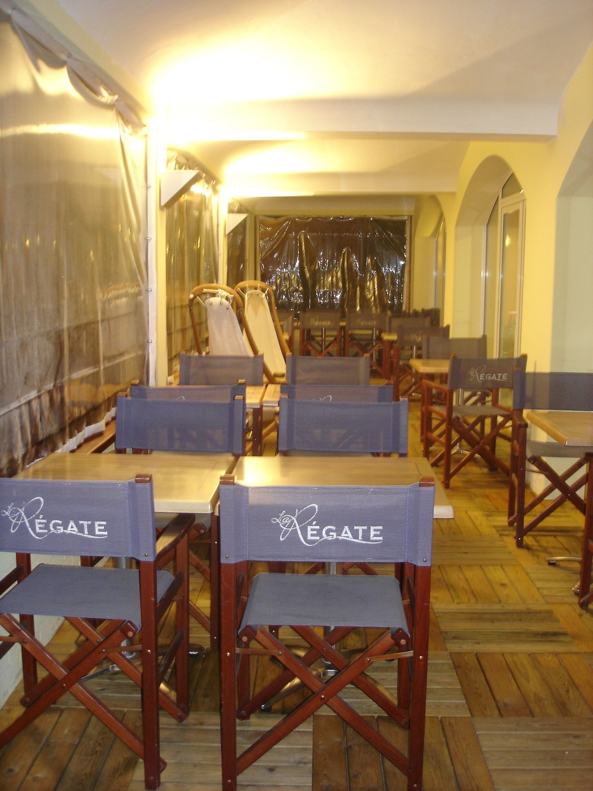 Se sirven comidas, cenas y mariscos 