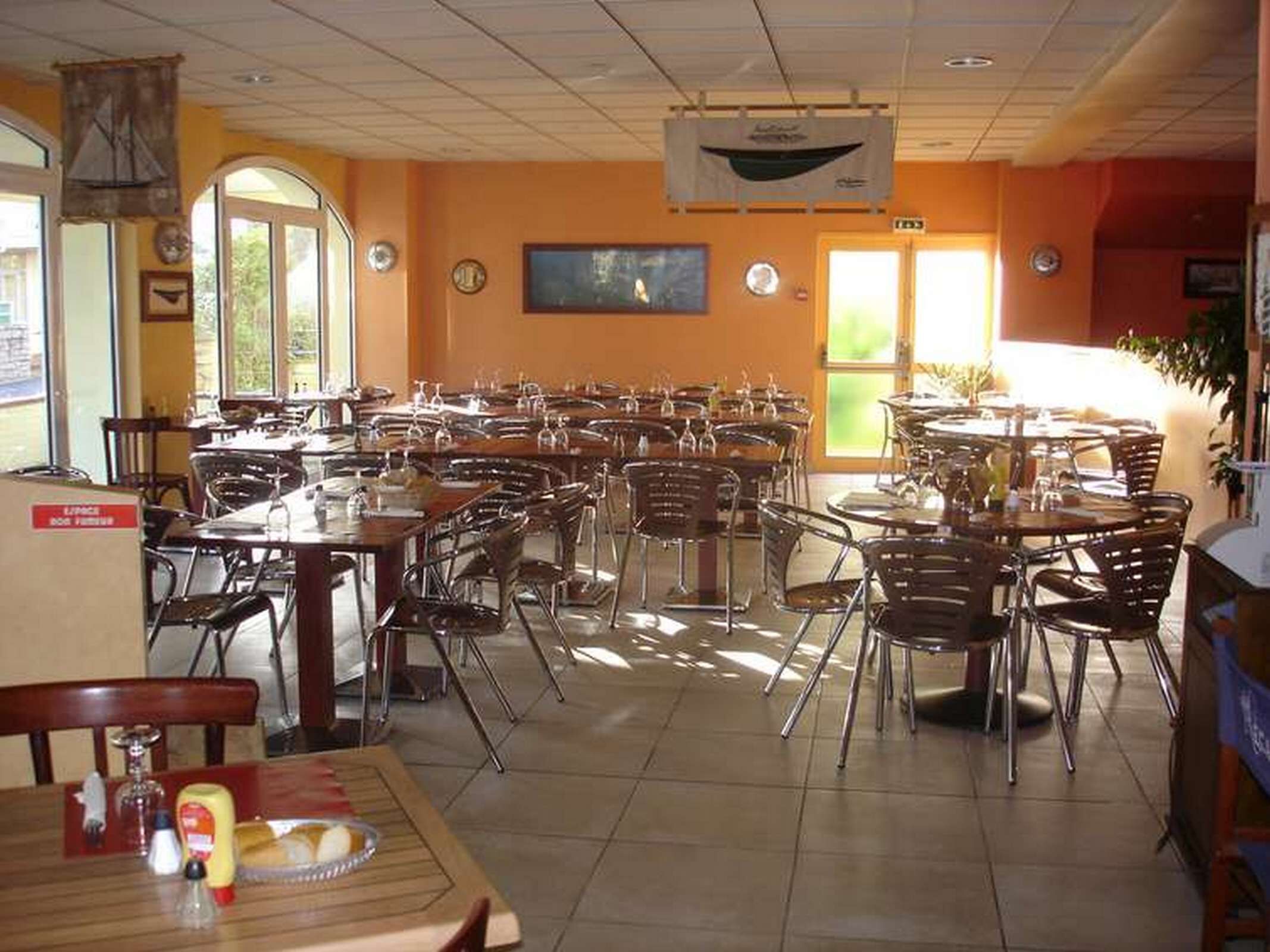 lunch and dinner served, seafood