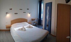 Desk, soundproofing, iron/ironing board, free WiFi - Hôtel des Sables Blancs (Douarnenez)