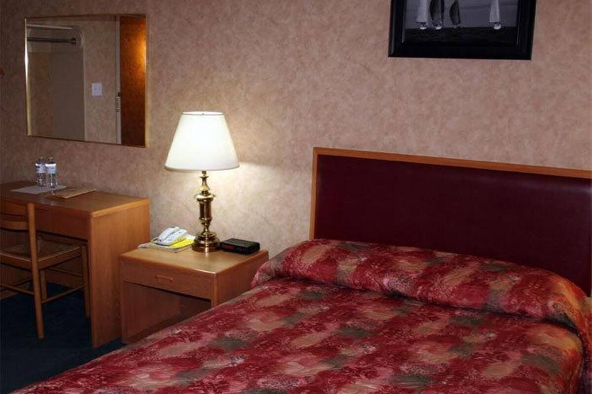 standard room, 2 double beds | desk, iron/ironing board, free wifi, bed sheets