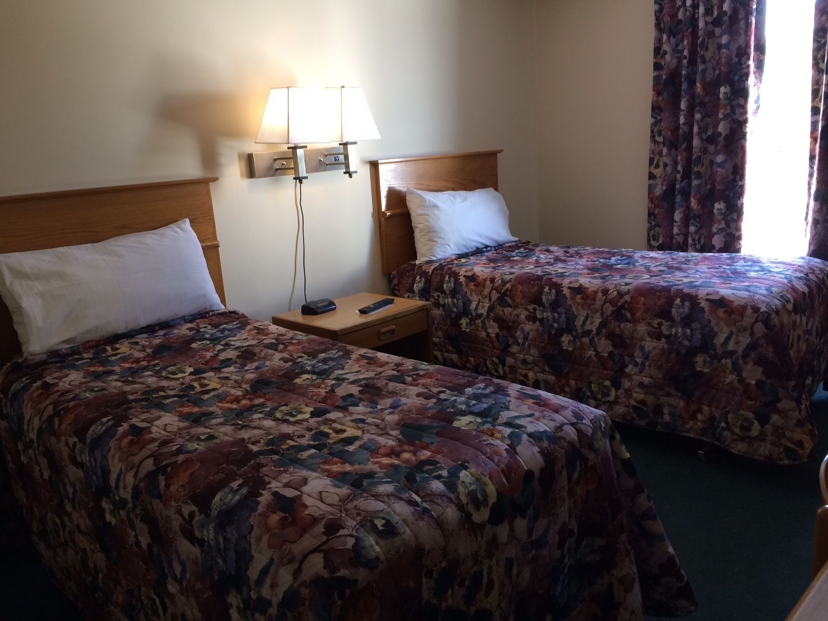 standard room, 2 single beds | desk, iron/ironing board, free wifi, bed sheets