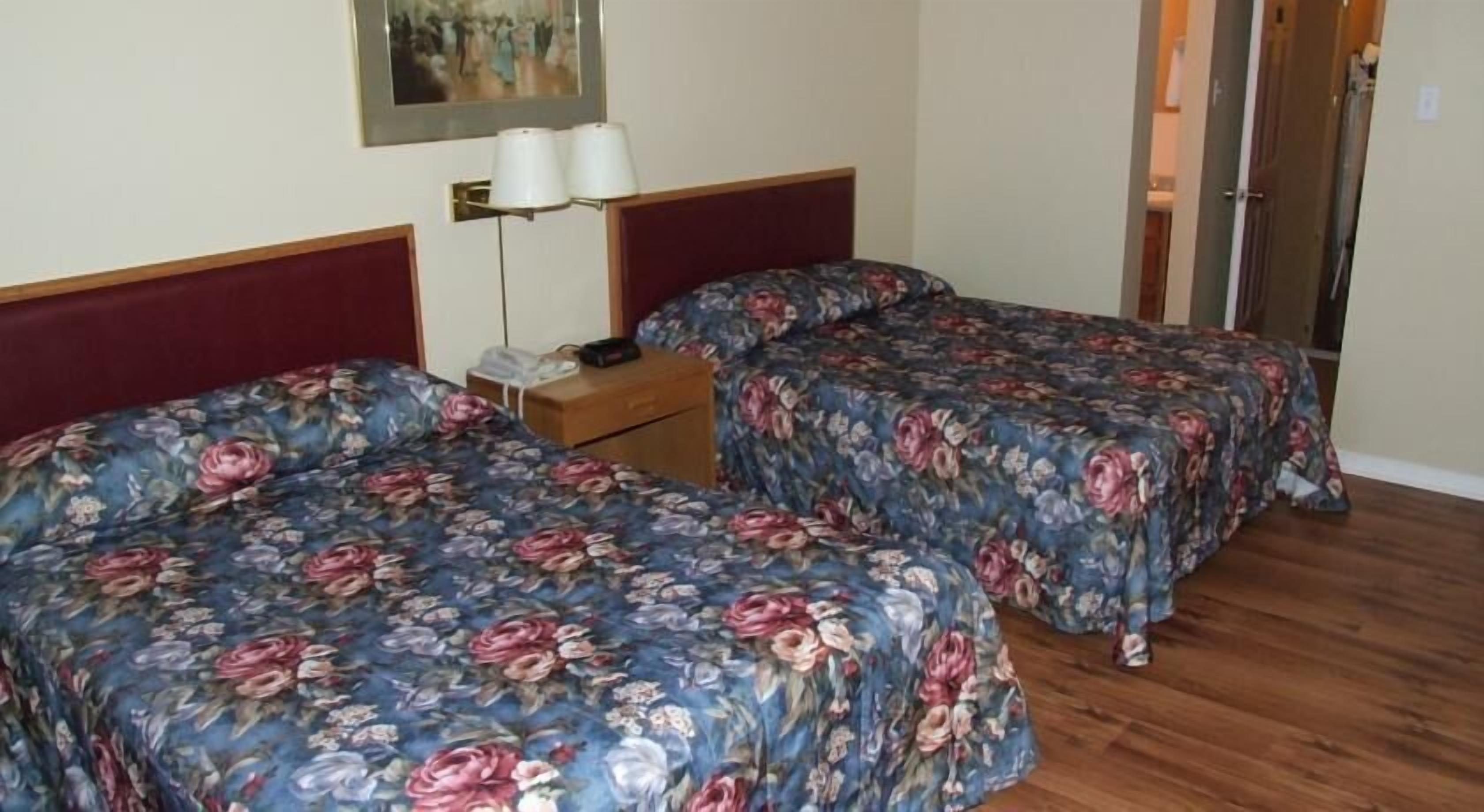 standard room, 2 double beds | desk, iron/ironing board, free wifi, bed sheets