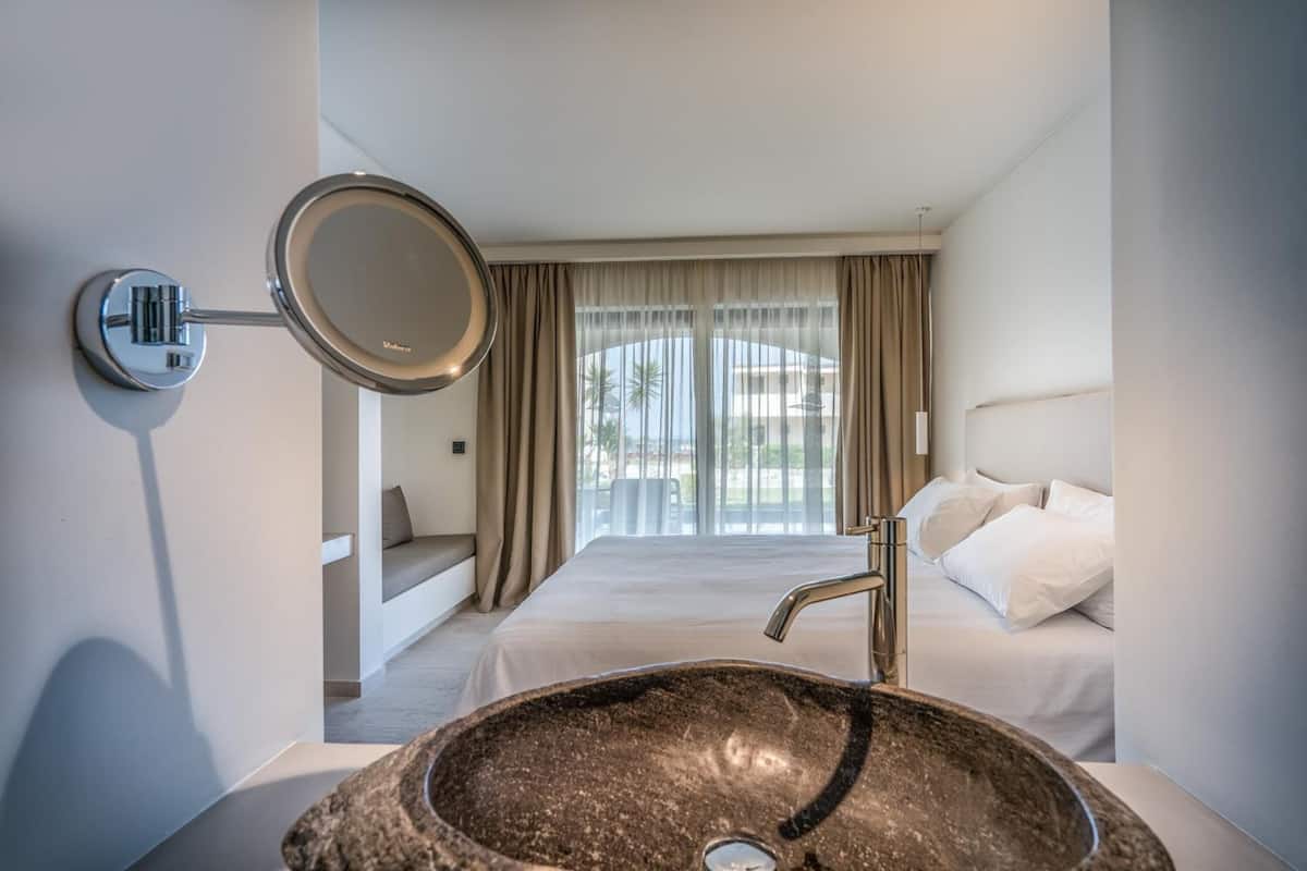 In-room safe, soundproofing, iron/ironing board, free WiFi