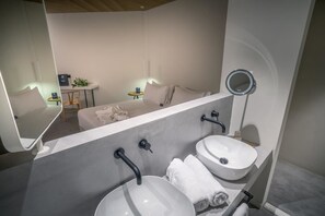 Douche, articles de toilette gratuits, sèche-cheveux, peignoirs