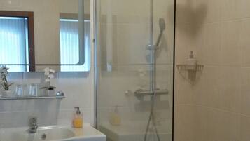 Dusche, kostenlose Toilettenartikel, Haartrockner, Handtücher