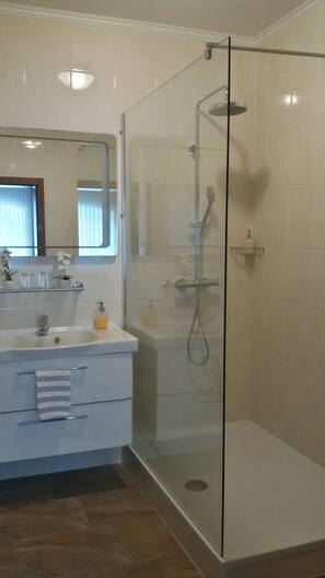 Shower, free toiletries, hair dryer, towels - Hotel-Garni Herzog (Barssel)