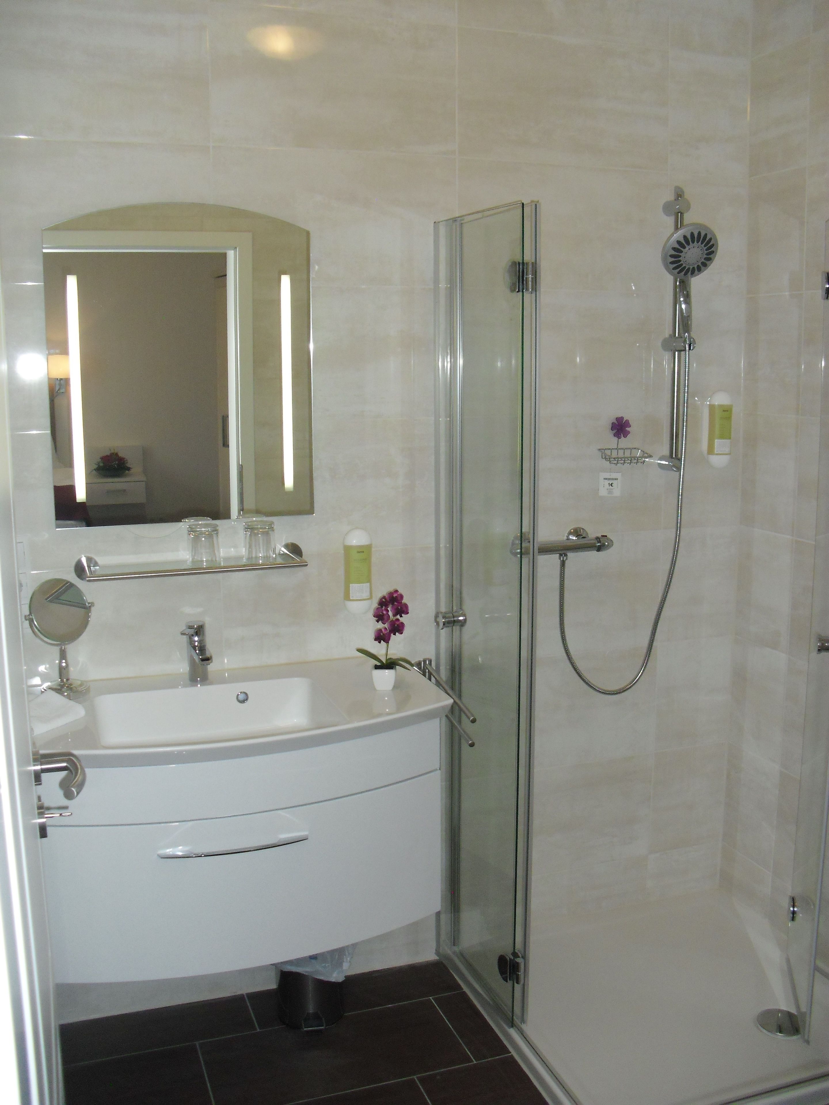 standard single room | bathroom | shower, free toiletries, hair dryer, towels