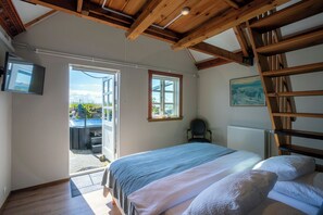 Family Room with Private Hot Tub and Sauna - Self Check-in | 1 Schlafzimmer, Zimmersafe, Schreibtisch, Babybetten