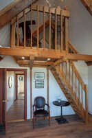 Family Room with Private Hot Tub and Sauna - Self Check-in | 1 svefnherbergi, öryggishólf í herbergi, skrifborð, vöggur/ungbarnarúm