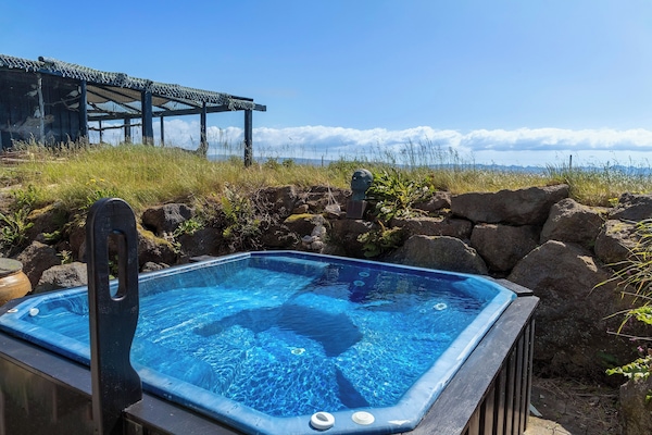 Family Room with Private Hot Tub and Sauna - Self Check-in | 1 sovrum, värdeförvaringsskåp på rummet, skrivbord och barnsängar