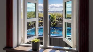 Family Room with Private Hot Tub and Sauna - Self Check-in | 1 bedroom, in-room safe, desk, cribs/infant beds
