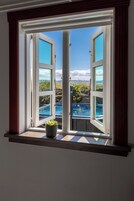 Family Room with Private Hot Tub and Sauna - Self Check-in | 1 camera, una cassaforte in camera, una scrivania