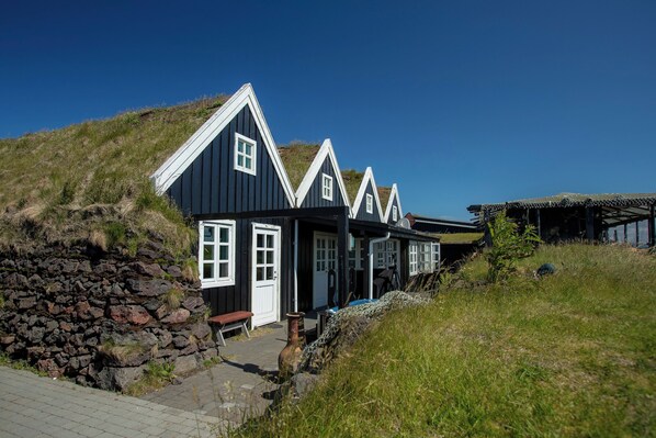 Family Room with Private Hot Tub and Sauna - Self Check-in - Fisherman's Village (Garðabær)