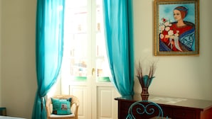 A room with a bed, a desk, a chair, and a painting on the wall. - Ca' del Sol (Cagliari)