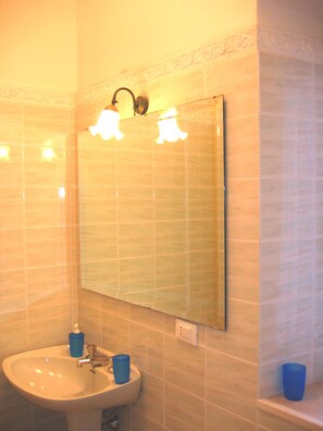 Habitación con 1 cama doble o 2 individuales, vistas al puerto | Lavabo del cuarto de baño