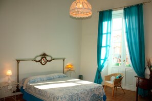 Habitación con 1 cama doble o 2 individuales, vistas al puerto | Escritorio, tabla de planchar con plancha, wifi gratis