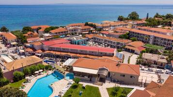 Ranta lÀhistöllÀ, aurinkotuoleja, aurinkovarjoja, rantapyyhkeitÀ