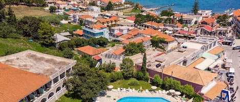 靠近海滩、沙滩椅、海滩遮阳伞、沙滩毛巾