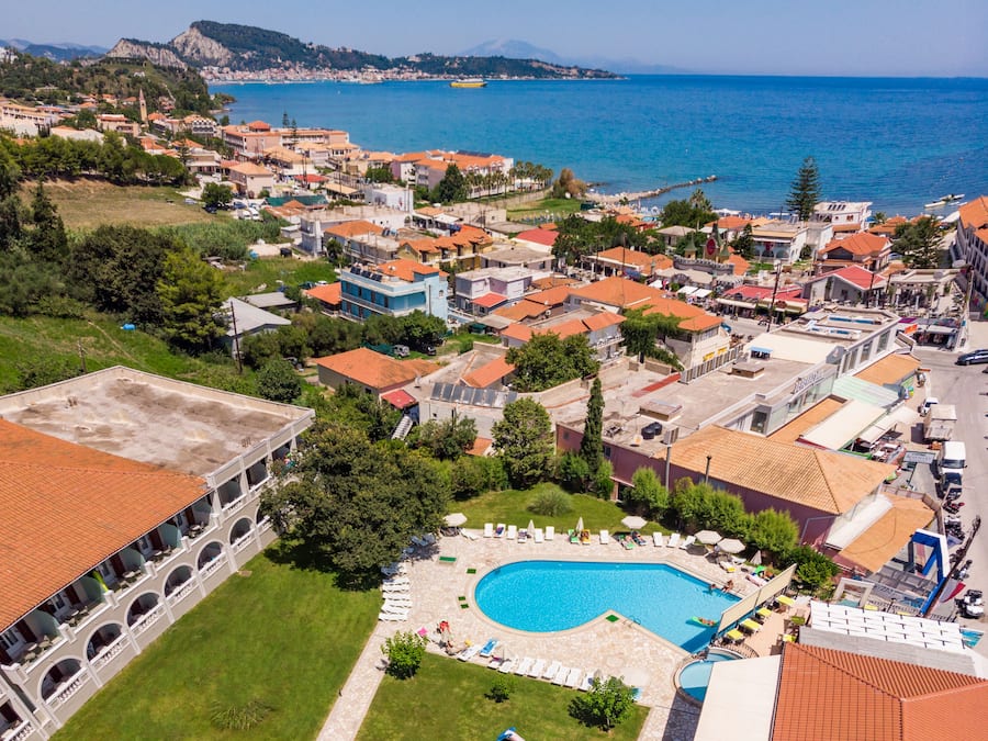 Nær stranden, solsenger, parasoller og strandhåndklær