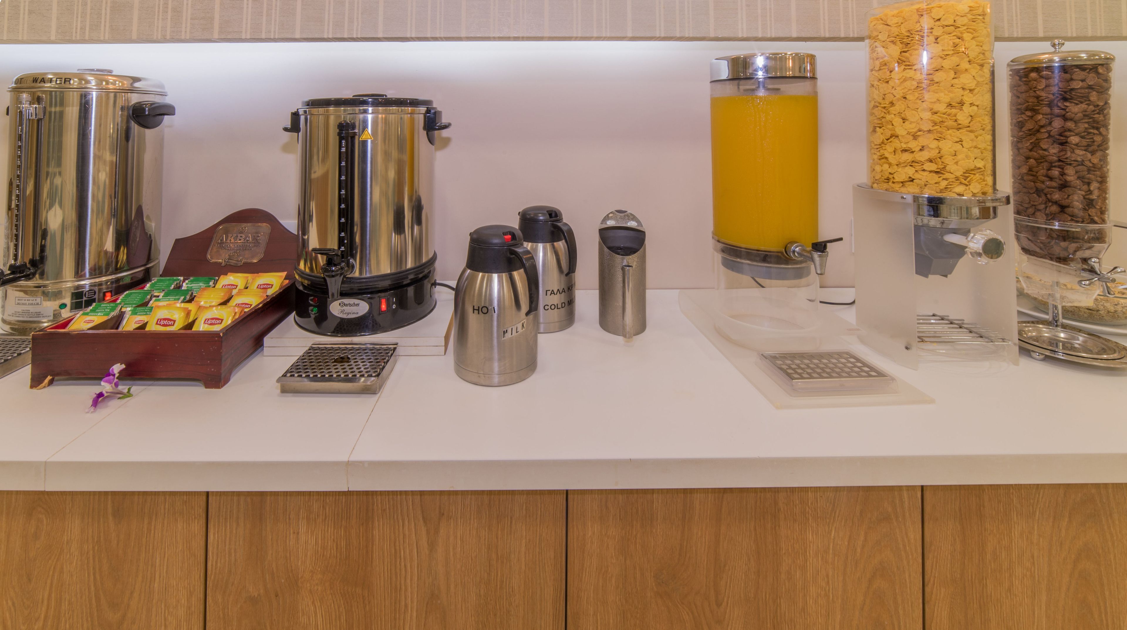 Ein Kaffeeangebot mit verschiedenen Kaffeeautomaten und Behältern.