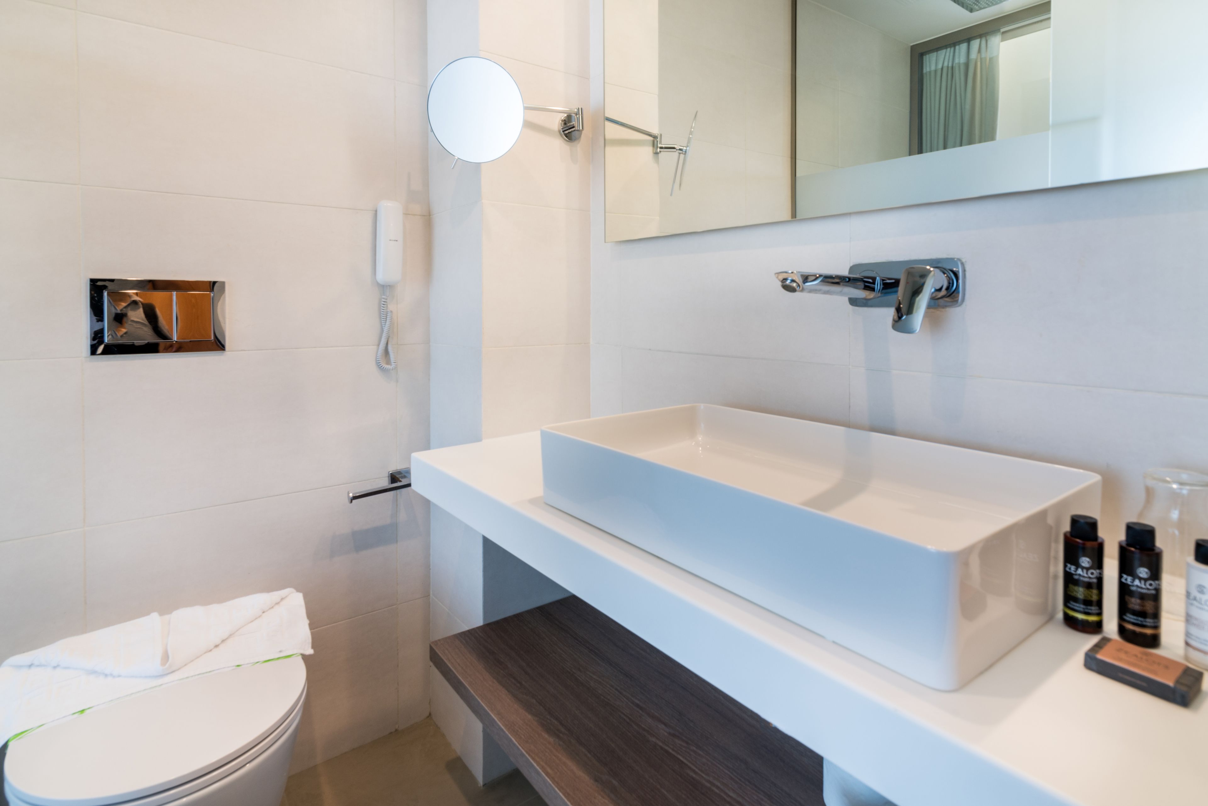 shower, rainfall showerhead, free toiletries, hair dryer